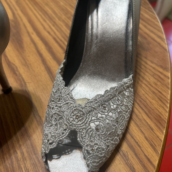 Stuart Whitman silver lace shoes with rhinestones - Picture 3 of 11
